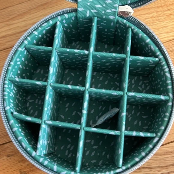 Doterra essential oil holder - Picture 3 of 5